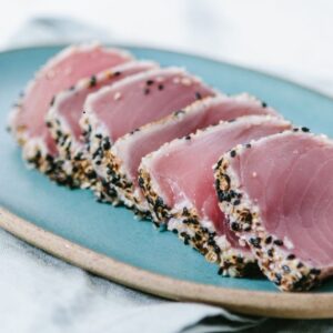 Atum em crosta de gergelim