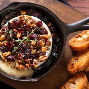 Brie assado com favo de mel e pistache