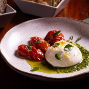 Burrata com molho pesto e tomate cereja confit (1 unidade/170g)