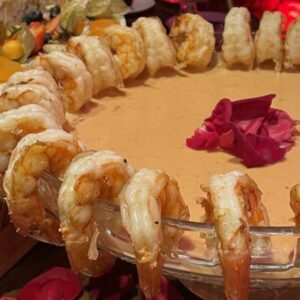 Porção de coquetel de camarões clássico (6 unidades de camarão rosa G e 300g de molho goulf