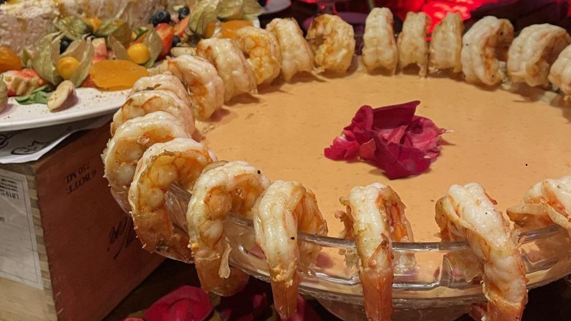 Porção de coquetel de camarões clássico (6 unidades de camarão rosa G e 300g de molho goulf