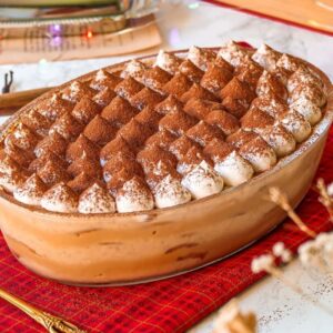 Pavê de caramelos e farofa de amêndoas