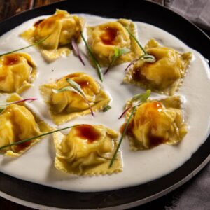 Ravioli de brie com molho de prosecco e uva verde