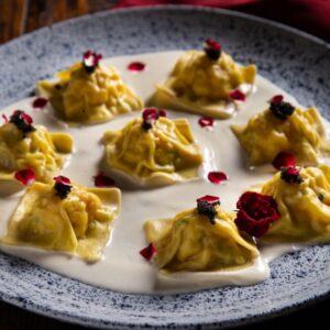 Ravioli de camarões rosa ao molho limone e caviar