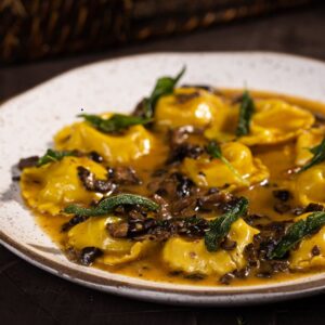 Ravioli de taleggio com ragu de cogumelos e manteiga de sálvia
