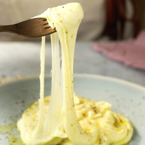 Aligot com salsa de trufas e cogumelos