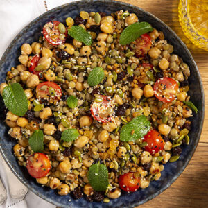 Salada de grãos bem temperados, finalizada com crispy de alho poró & crocantes de amêndoas