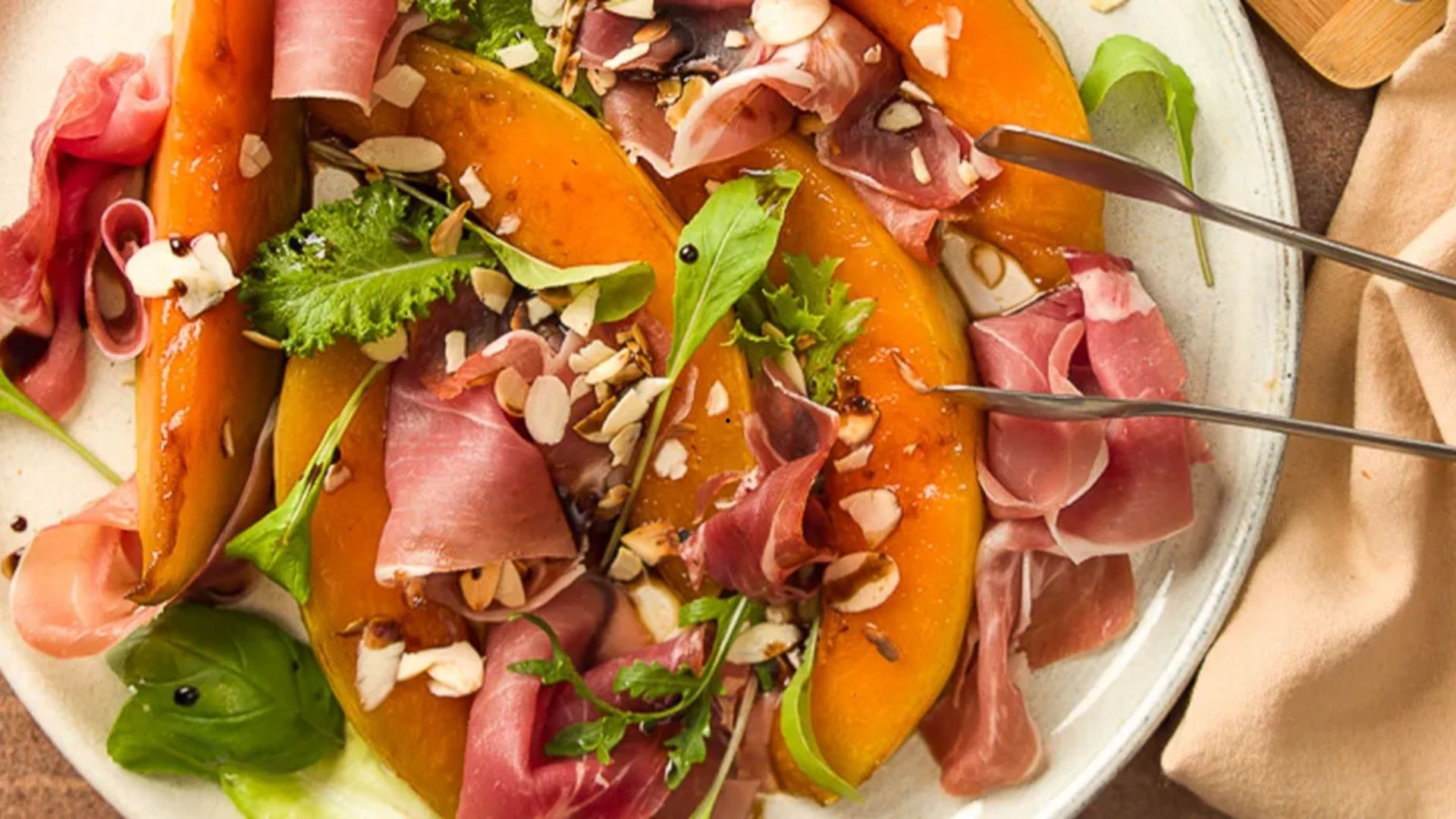 Salada com esferas de melão, amêndoas, presunto cru, tomate e mussarela de búfala